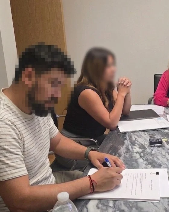 Cliente firmando su contrato