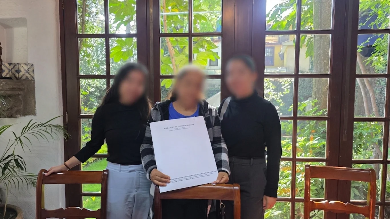 Clientes firmando la escritura de su propiedad