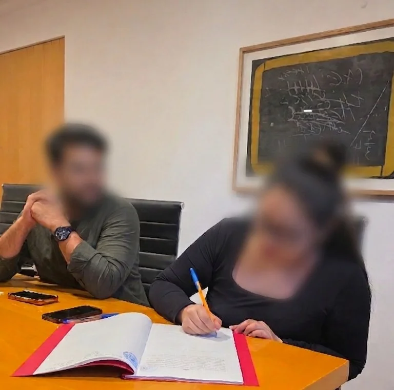 Cliente firmando documentos notariales